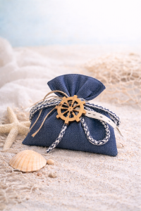 Μπομπονιέρα Βάπτισης αγόρι πουγκί μπλε γάζα ξύλινο τιμόνι